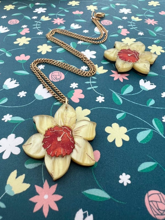 daffodill necklace and brooch the messy brunette
