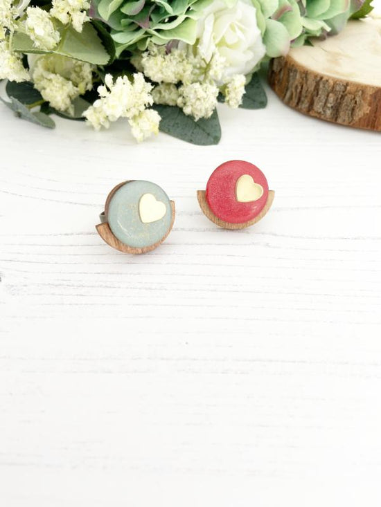 Load image into Gallery viewer, handmade heart ring painted in green and red with brass heart
