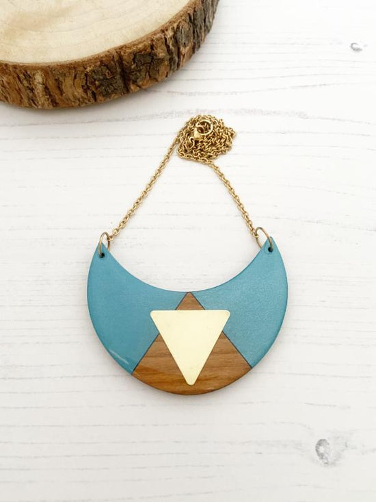 Scallop Wooden Necklace in Metallic blue