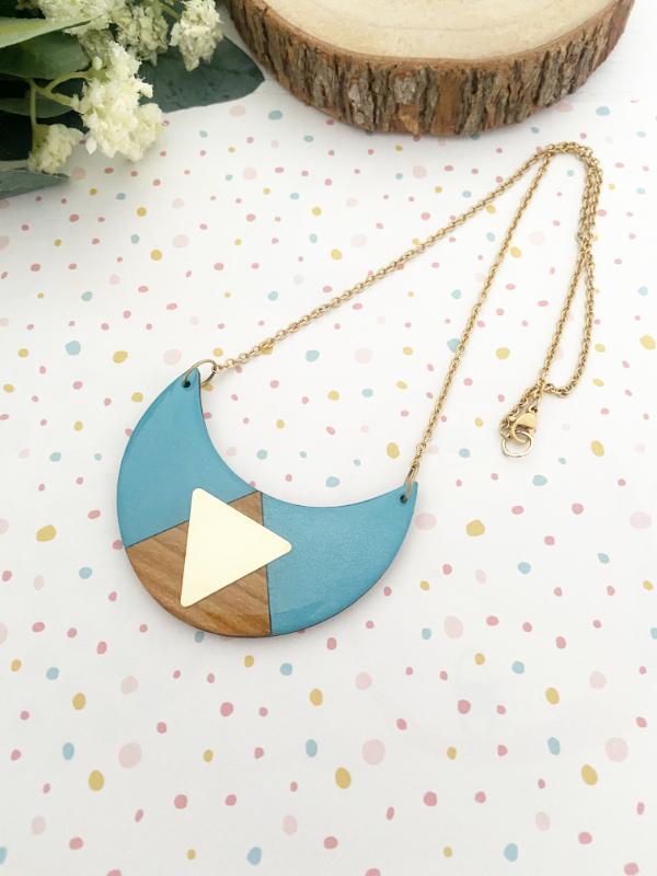 Load image into Gallery viewer, Scallop Wooden Necklace in Metallic blue
