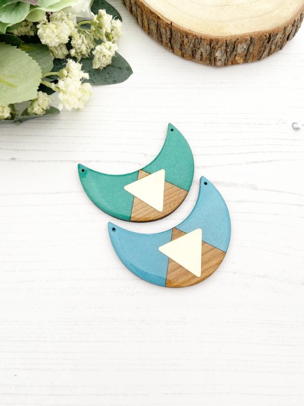 Load image into Gallery viewer, Scallop Wooden Necklace in Metallic Colours of blue and green
