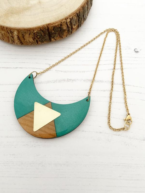 Scallop Wooden Necklace in Metallic green