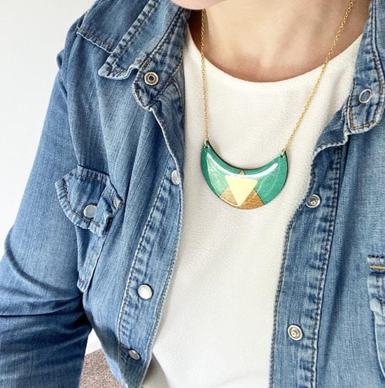 Scallop Wooden Necklace in Metallic Colours of green